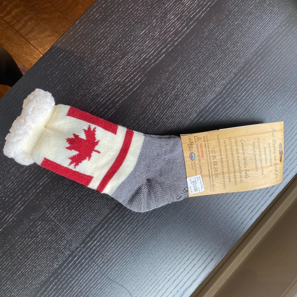 Fuzzy Slippers / Socks with Canadian Flag - Picture 2 of 5
